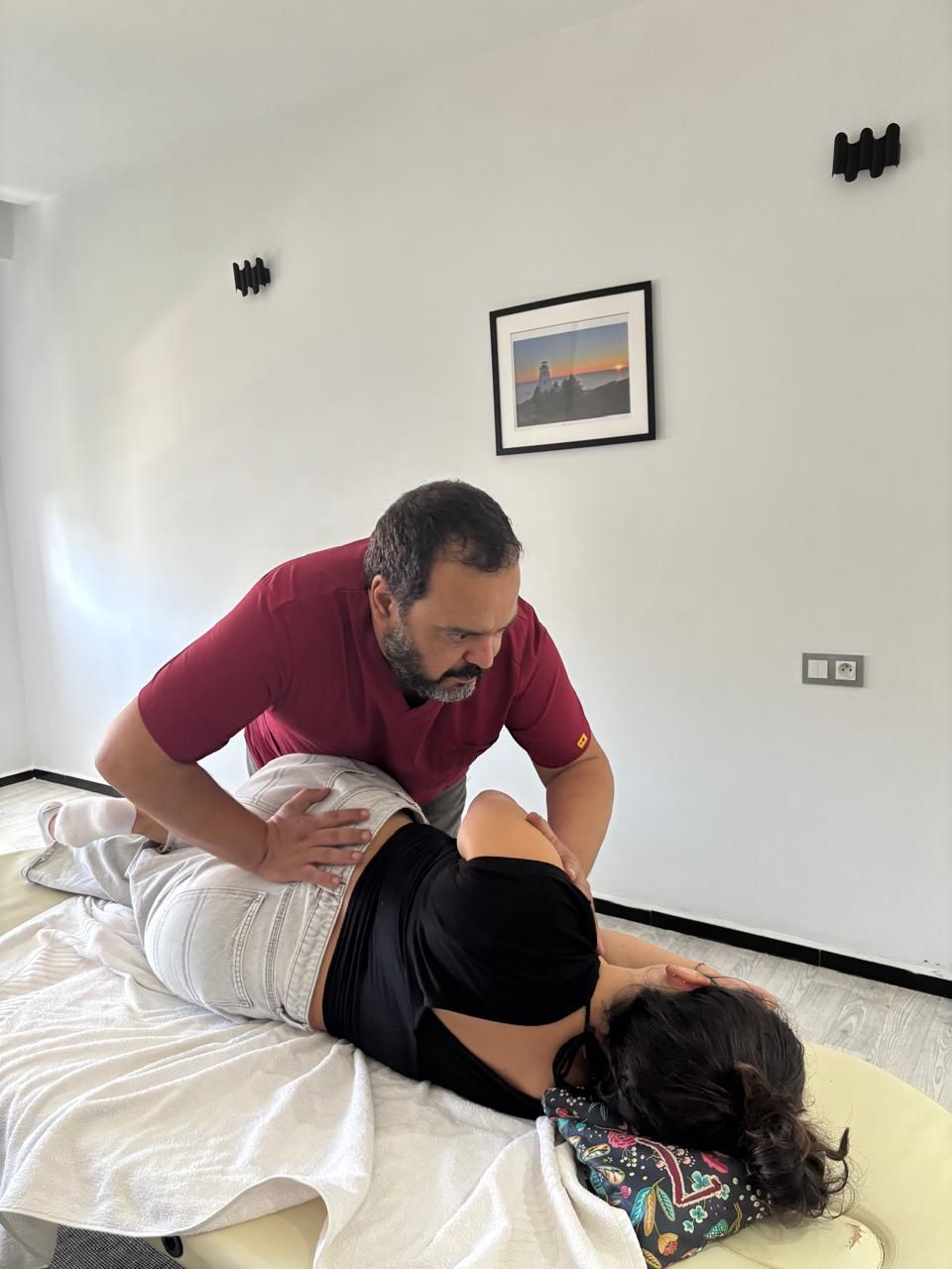 Hicham Boulaamani en séance d’ostéopathie au cabinet de Rabat Agdal